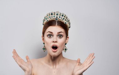 Güzel kadın güzellik kraliçesi Diadem küpeleri model makyaj