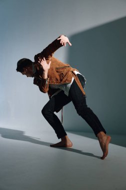 Bir adam meyilli bir çizgiye tırmanır.