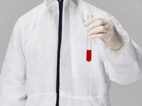 Лабораторний аналіз крові Дослідження розвитку наркотиків Сірий фон — стокове фото