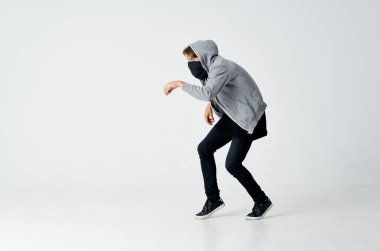 Kapüşonlu gizli maskeli bir erkek hırsız.