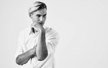 Yakışıklı adam şaşkın görünüyor iş finans modeli kırpılmış görünüm