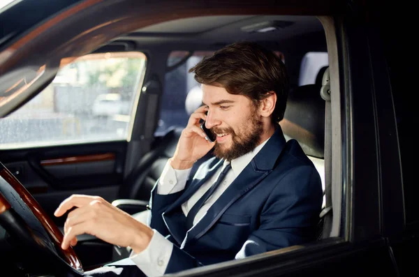 Knappe man in pak rijden een auto reis officiële levensstijl — Stockfoto