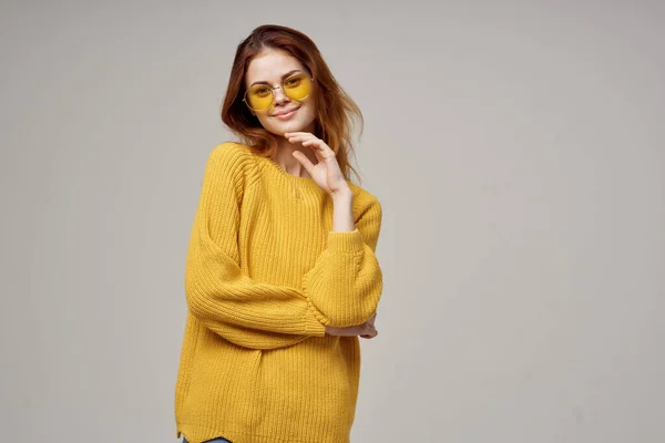 Vrouw in geel trui leuk werken studio vreugde mode — Stockfoto