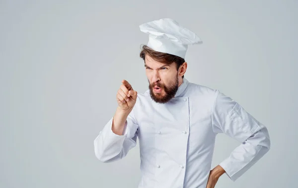Un uomo in abiti leggeri, uno chef gesti con le mani Copia spazio sfondo grigio — Foto Stock