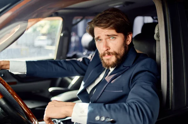 Stilig man i kostym kör en bilresa prata i telefon ekonomi — Stockfoto