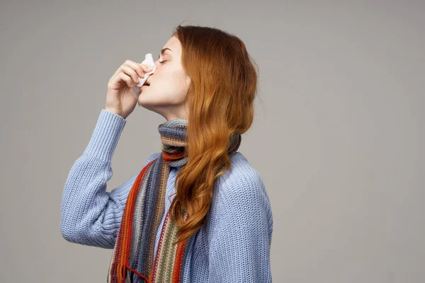 Rudowłosa kobieta serwetka w dłoni cieknący nos szalik sweter model — Zdjęcie stockowe