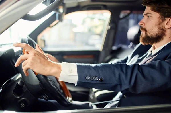 Bohatý muž v obleku jízdy auto výlet silniční úspěch životní styl — Stock fotografie
