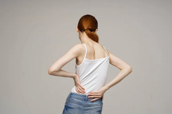 Mujer sosteniendo espalda baja problemas de salud medicina terapia masaje — Foto de Stock