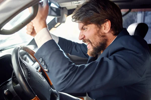 Hombre emocional conducir un coche gesto con sus manos pista de carretera —  Fotos de Stock