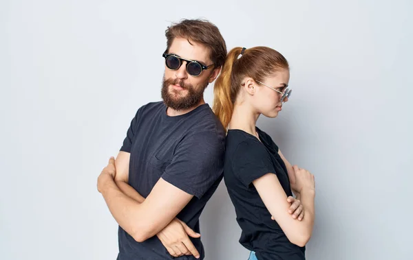 Молодая пара в солнцезащитных очках модной повседневной одежды студийный роман изолированный фон — стоковое фото