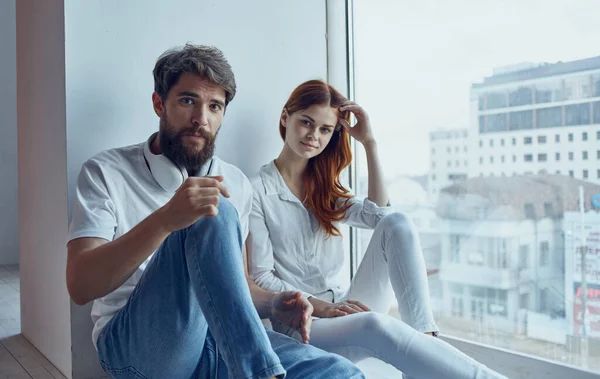 Mann und Frau in der Nähe der Fensterbank Innenraum Spaß Lebensstil — Stockfoto