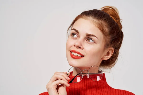 Porträt einer schönen Frau mit hellem Make-up und rotem Pullover mit Sehproblemen — Stockfoto