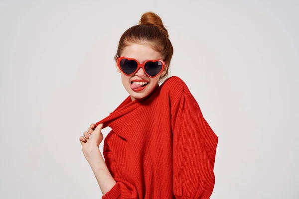 빨간 스웨터를 입고 엄지손가락 모델과 몸짓을 하고 있는 패션 여성 — 스톡 사진
