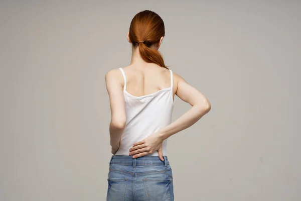 Mujer de pie espalda masaje escoliosis medicina aislado fondo — Foto de Stock
