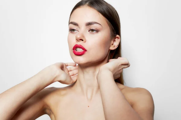 Model Czerwone usta obnażone ramiona czysta skóra rąk w pobliżu twarzy jasny makijaż — Zdjęcie stockowe