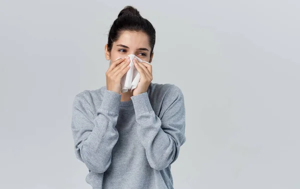 Loopneus vrouw met servet gezondheidsproblemen bijgesneden zicht — Stockfoto