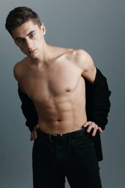 Çıplak gövdesi olan ceketli bir beyefendi arka planda kırpılmış bir manzara gördü.