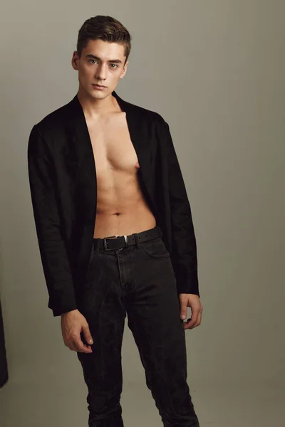 Un homme dans une chemise noire unbuttoned coiffure à la mode Studio Model posant — Photo