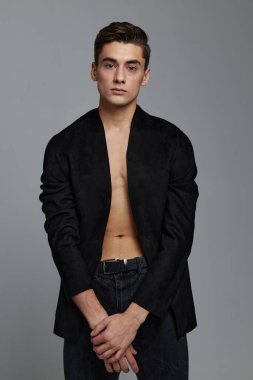 Gri arka plandaki adam çıplak gövde portresi kırpılmış görünüm