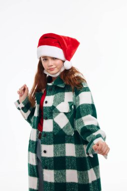 Noel kıyafetleri içinde bir kız Noel duyguları hafif arka planda