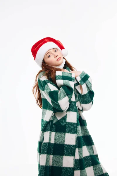 かわいい女の子サンタ帽子をかぶってコートライトバックグランド — ストック写真