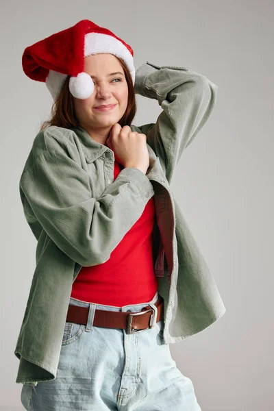 Fille dans une casquette sur un fond gris vacances Noël nouvel an jeans t-shirt — Photo