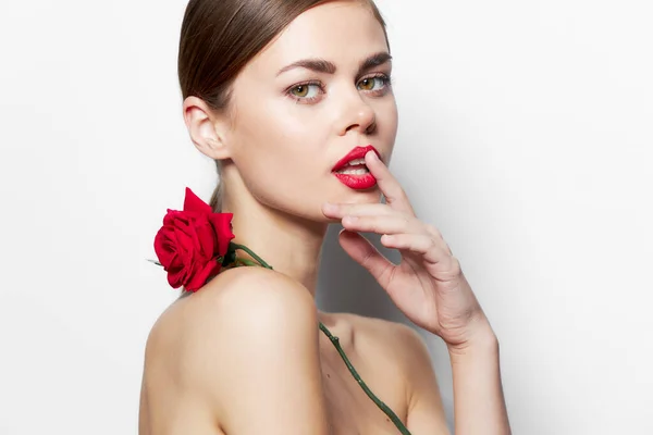 Mladá žena Červené rty jasné kůže růže atraktivní vzhled — Stock fotografie