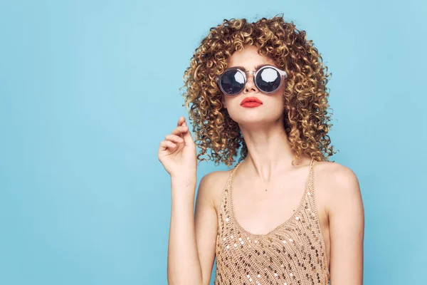 Красивая женщина Кудрявые волосы солнцезащитные очки имеют привлекательный вид красные губы — стоковое фото