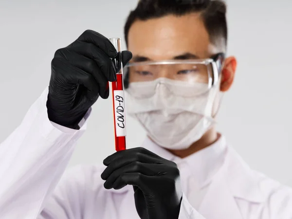 Чорні рукавички пробірка з діагностикою крові аналізує технології — стокове фото