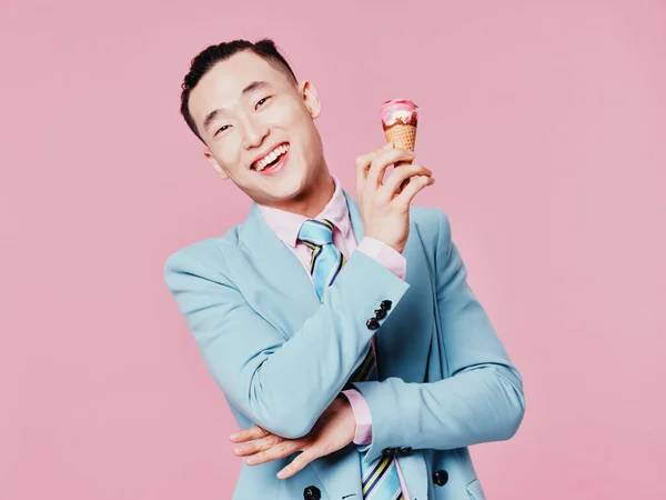 感情的な男のアジアの外観アイスクリーム喜び孤立 — ストック写真