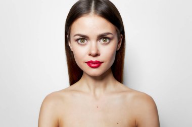 Kadın portresi. Kırmızı dudaklar çıplak omuzlar. Göz alıcı, parlak bir makyaj. 