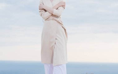 Horizon peyzajlı kadın. Temiz hava gökyüzü.