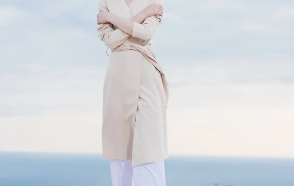 Vrouw in jurk Horizon landschap natuur frisse lucht hemel — Stockfoto