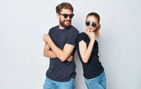 Alegre joven pareja usando gafas de sol casual desgaste estudio comunicación aislado fondo —  Fotos de Stock