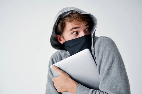 Людина з капюшоном на голові маска для ноутбука крадіжка нелегального в'їзного злочину — стокове фото