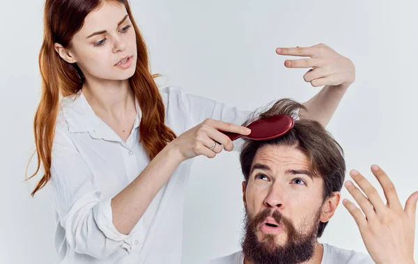 Žena s hřebenem dělá vlasy na muže profesionální kadeřnictví kosmetický salon — Stock fotografie