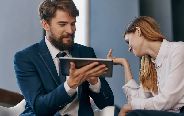 Hombres y mujeres de negocios colegas en la tableta de trabajo en manos de profesionales de la tecnología — Foto de Stock