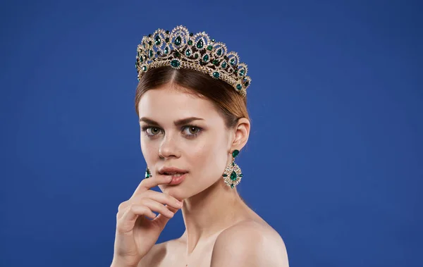 Affascinante principessa con una corona sulla testa e orecchini make-up modello — Foto Stock