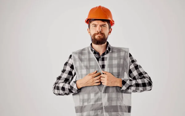 Homem em trabalho uniforme capacete laranja construção — Fotografia de Stock