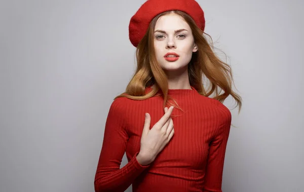 빨간 스웨터를 입은 아름다운 여성과 모자 화장품 모델 회색 배경 — 스톡 사진