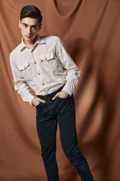 Man in wit shirt jeans studio mode aantrekkelijke look — Stockfoto