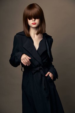 Romantik esmer Avrupalı görünüm dış giyim fotoğrafçılığı 