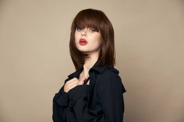 Komik kadın kıyafetleri büyüleyici gülümseme eğlenceli stüdyo 