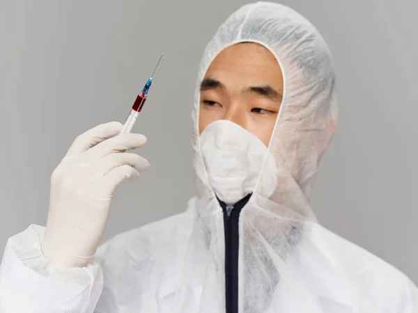 Людина в захисному медичному одязі крупним планом вакцина здоров'я — стокове фото