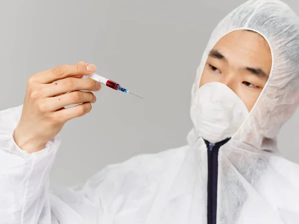 Медичний захисний шприц в руках медичної дослідницької лабораторії — стокове фото