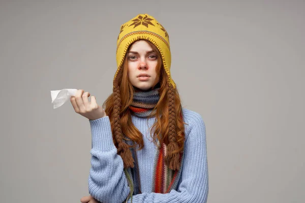 Γυναίκα σε πουλόβερ με χαρτοπετσέτα στο χέρι τρέχει μύτη προβλήματα υγείας μαντήλι πουλόβερ μοντέλο — Φωτογραφία Αρχείου