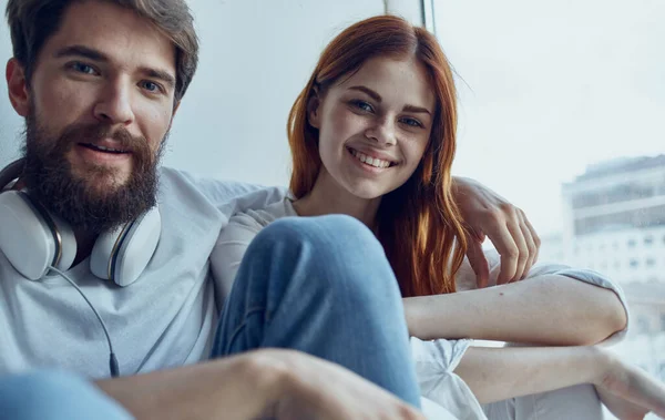 Мужчина и женщина сидят на подоконнике технологии коммуникации интерьера окна радость — стоковое фото