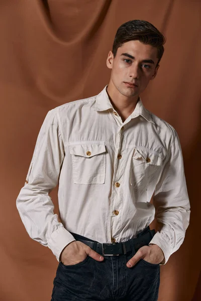 Lindo hombre camisa moderno peinado tela estilo de vida fondo — Foto de Stock