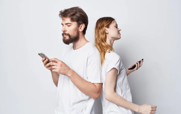 携帯電話を手にした男と女テクノロジーコミュニケーションライフスタイルインターネット — ストック写真