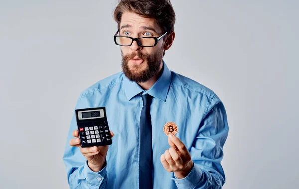 Homem na camisa com gravata calculadora criptomoeda tecnologia dinheiro eletrônico — Fotografia de Stock